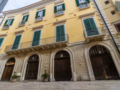 ...ci imbattiamo al civico 52 nel maestoso prospetto giallo di palazzo Giotta